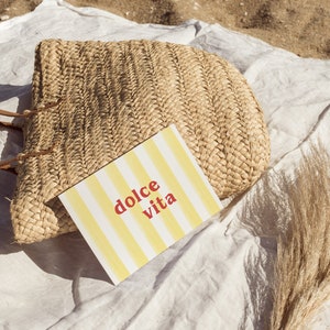 Plakat i pocztówka „Summer Yellow Stripes” | Dolce Vita | Sztuka włoska | Kolorowy wydruk artystyczny | Styl Dolce Vita | Dekoracja domu | Włoska pocztówka