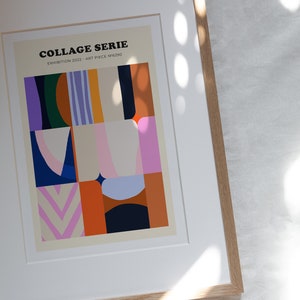 Op de afbeelding: Ingelijste kunstdruk met een kleurrijke abstracte collage. Het kunstwerk bevat geometrische vormen in tinten oranje, blauw, paars en roze. De print is getiteld "COLLAGE SERIE" en is van een tentoonstelling in 2022. De lijst is van lichtkleurig hout.