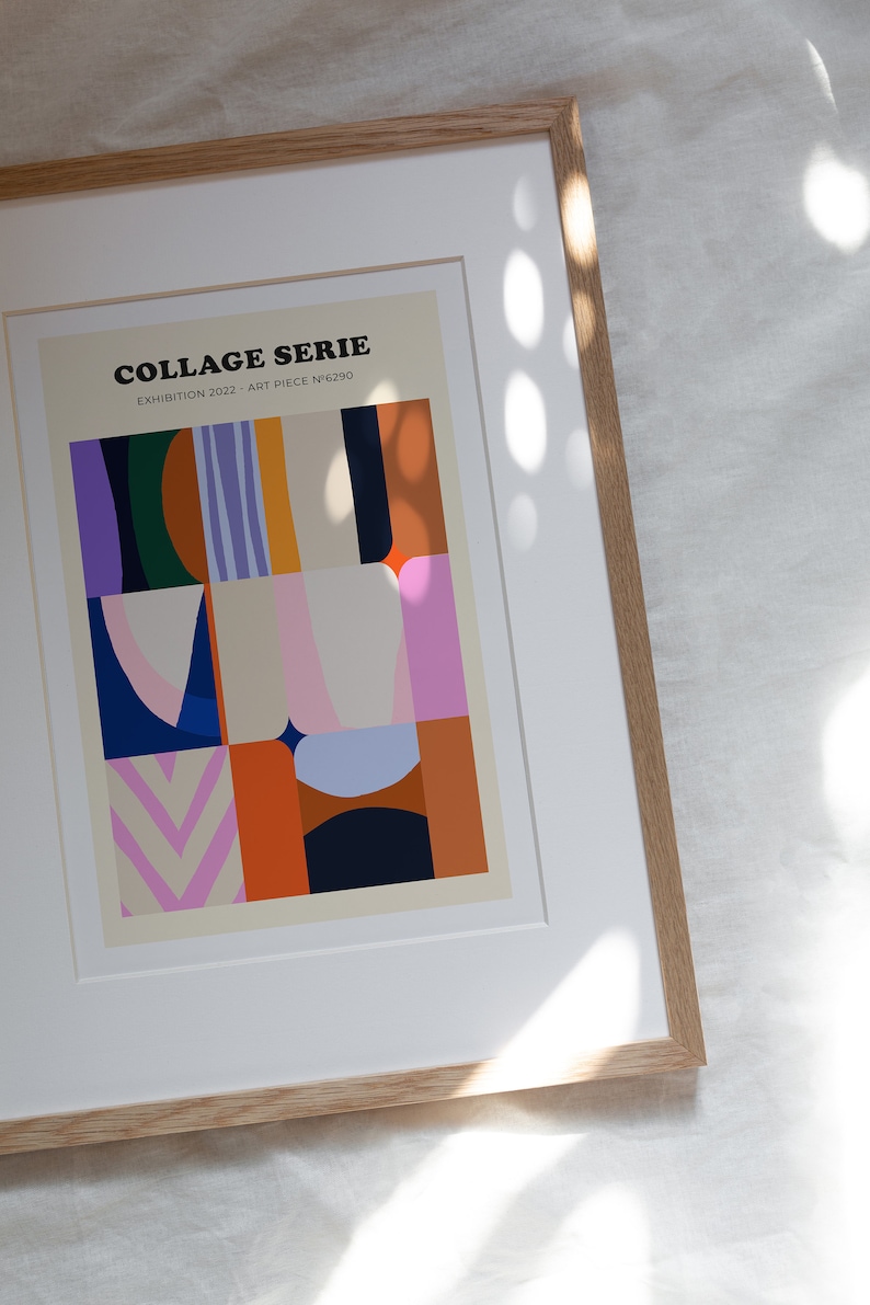 Op de afbeelding: Ingelijste kunstdruk met een kleurrijke abstracte collage. Het kunstwerk bevat geometrische vormen in tinten oranje, blauw, paars en roze. De print is getiteld "COLLAGE SERIE" en is van een tentoonstelling in 2022. De lijst is van lichtkleurig hout.