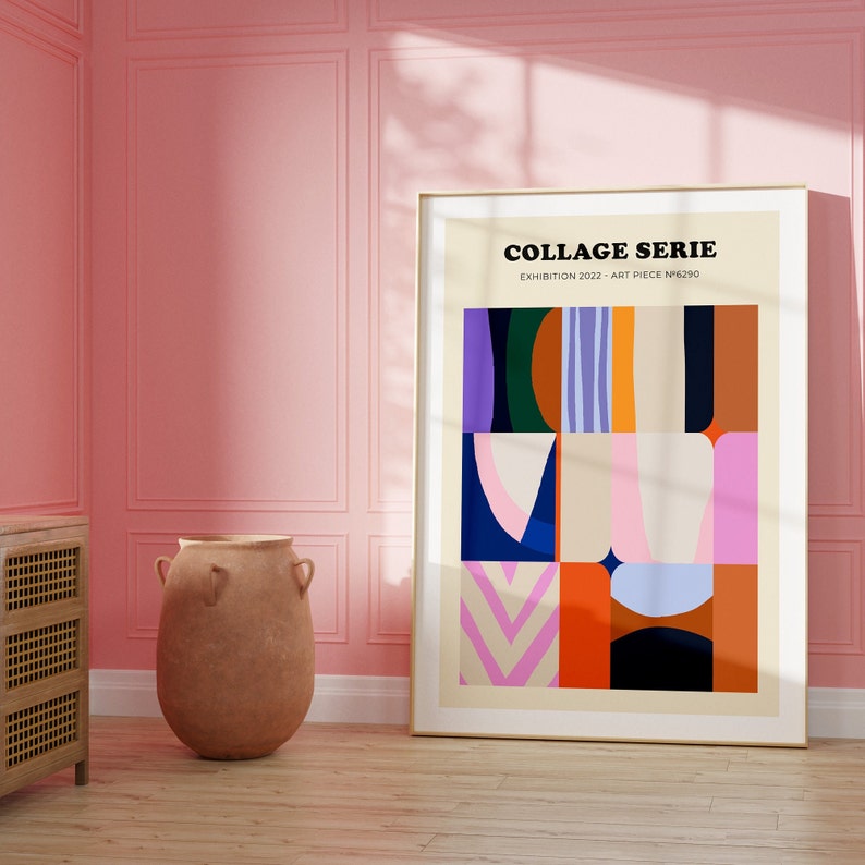 Op de afbeelding: Een ingelijste kunstdruk getiteld "COLLAGE SERIE" met een abstract ontwerp in verschillende kleuren, waaronder paars, oranje, blauw en roze. Het kunstwerk wordt weergegeven op een lichtbeige achtergrond en is goudkleurig omlijst. De print leunt tegen een roze muur.