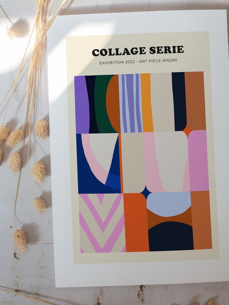 Op de afbeelding: Een kunstafdruk getiteld "COLLAGE SERIE" met de tekst "EXHIBITION 2022 - ART PIECE N&deg;6290". Het kunstwerk toont geometrische vormen in tinten paars, oranje, blauw, roze en beige. De afdruk is op wit papier.