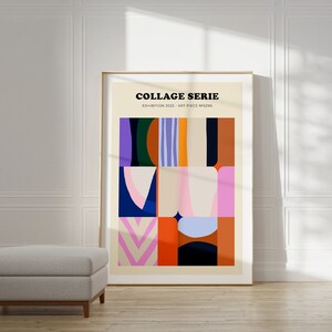 Op de afbeelding: Een ingelijste kunstdruk met een kleurrijk abstract collage-ontwerp. Het kunstwerk toont geometrische vormen in verschillende kleuren, waaronder oranje, blauw, roze en paars. De tekst "COLLAGE SERIE" en "EXHIBITION 2022 - ART PIECE N&deg;6290" staat bovenaan.