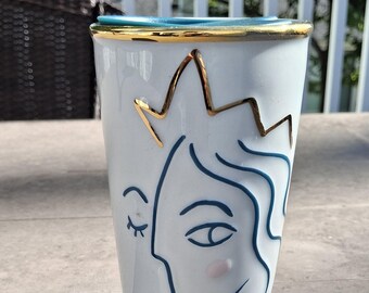 Keramische Starbucks-reismok – Blue Line Art-gezichtsontwerp met gouden kroon – 10 oz-beker met deksel