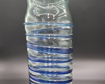 Wazon z zielonego szkła dmuchanego ręcznie z nałożonym niebieskim wirem • Duży szklany element artystyczny 12 cali