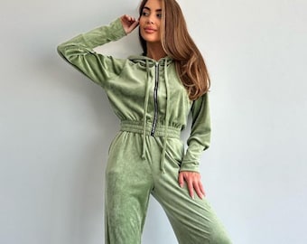 シックなモダン・ベロア・レディース・トレーニングスーツ：ジッパー付きフーディーとポケット付きの快適なパンツ。多彩なカラーでご用意