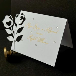 Elegante personalisierte Platzkarte mit filigranem Blumendesign – Ideal für Hochzeiten, Feiern & besondere Anlässe