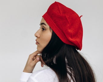 Ambiance parisienne chic, béret en lin français vintage pour femme, chapeau d'été rouge avec fils bio pour la protection solaire, élégance au crochet fait main