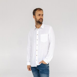 Weißes Leinenhemd, Herrenhemd mit Knöpfen, Lässige Sommer-Leinenmannhemden, Klassische, moderne Herrenleinenkleidung, Weiche Leinenhemden mit Knöpfen