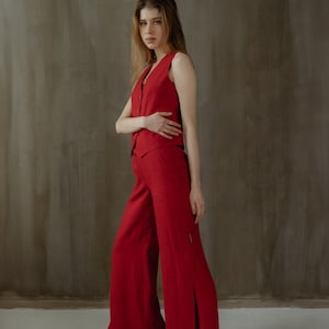 Ensemble de costume en lin rouge : gilet sur mesure et pantalon palazzo à jambe large