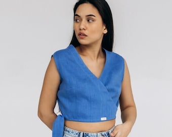 Blusa curta de linho azul: blusa curta sem mangas com cinto