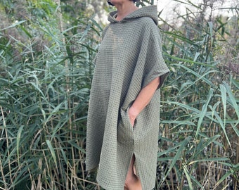 Poncho de lino con capucha y estampado de gofres: una prenda playera extragrande