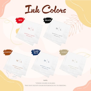 Op de afbeelding: Afbeelding met gepersonaliseerde bruiloftservetten met de tekst "Ink Colors". Servetten worden weergegeven in rode, zwarte, koffie-, donkerblauwe en gouden inkt. Elke servet heeft de initialen "M | L" en de namen "MADISON & LRVING" met een datum. De afbeelding bevat ook een opmerking over andere beschikbare kleuren.