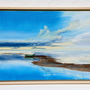 Könnte beinhalten: Ein Gemälde, das eine ruhige, blaue Meereslandschaft mit einem kleinen grünen Boot zeigt, das auf dem Wasser liegt. Der Himmel ist hellblau mit weißen Wolken und einem Hauch von Gelb in der Ferne. Das Gemälde ist signiert mit "Vera K. 17".