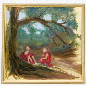 Könnte beinhalten: Ölgemälde, das zwei Figuren in roten Roben unter einem großen Baum zeigt. Das Kunstwerk, goldgerahmt, zeigt eine ruhige Szene im Freien mit üppigem Grün und einem hellen Hintergrund. Die Signatur des Künstlers ist unten rechts sichtbar.