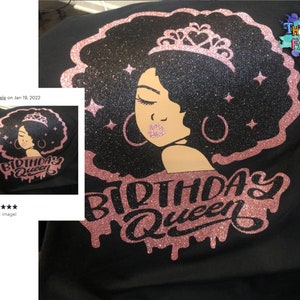 Puede incluir: Dise&ntilde;o de purpurina rosa en una camiseta negra con una mujer con afro, una corona y el texto "Birthday Queen".