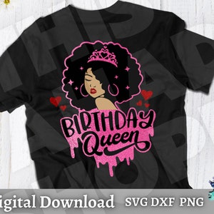 Puede incluir: Una camiseta negra con un dise&ntilde;o gr&aacute;fico rosa de una mujer con afro que lleva una corona y el texto "Birthday Queen".