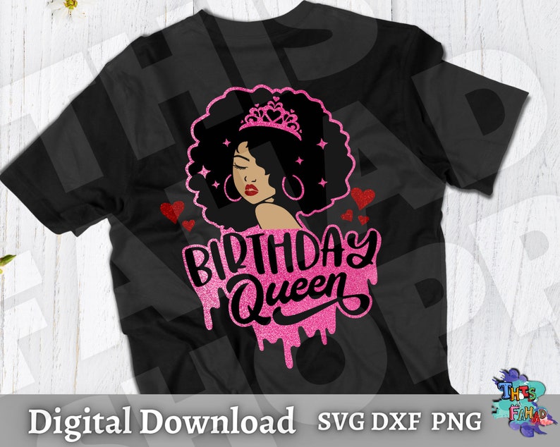 Puede incluir: Una camiseta negra con un dise&ntilde;o gr&aacute;fico rosa de una mujer con afro que lleva una corona y el texto "Birthday Queen".