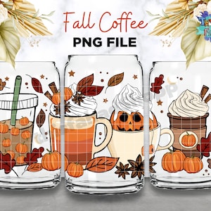 Op de afbeelding: Drie herfst-thema koffiebekers met pompoenspecerij, pompoenlatte en ijskoffie-ontwerpen. De bekers zijn van helder glas met een rasterpatroon en bevatten herfstbladeren, pompoenen en sterren.