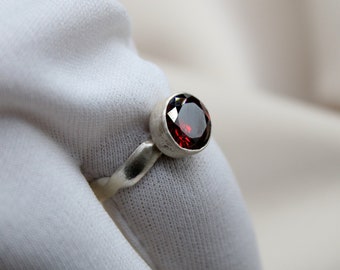 Bague en argent sterling rubis faite main, design minimaliste