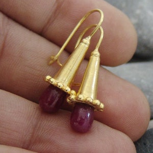 Handgemaakt goud over sterlingzilver robijn hangoorbellen