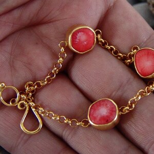 Armband med koraller i guld över sterlingsilver, handgjort