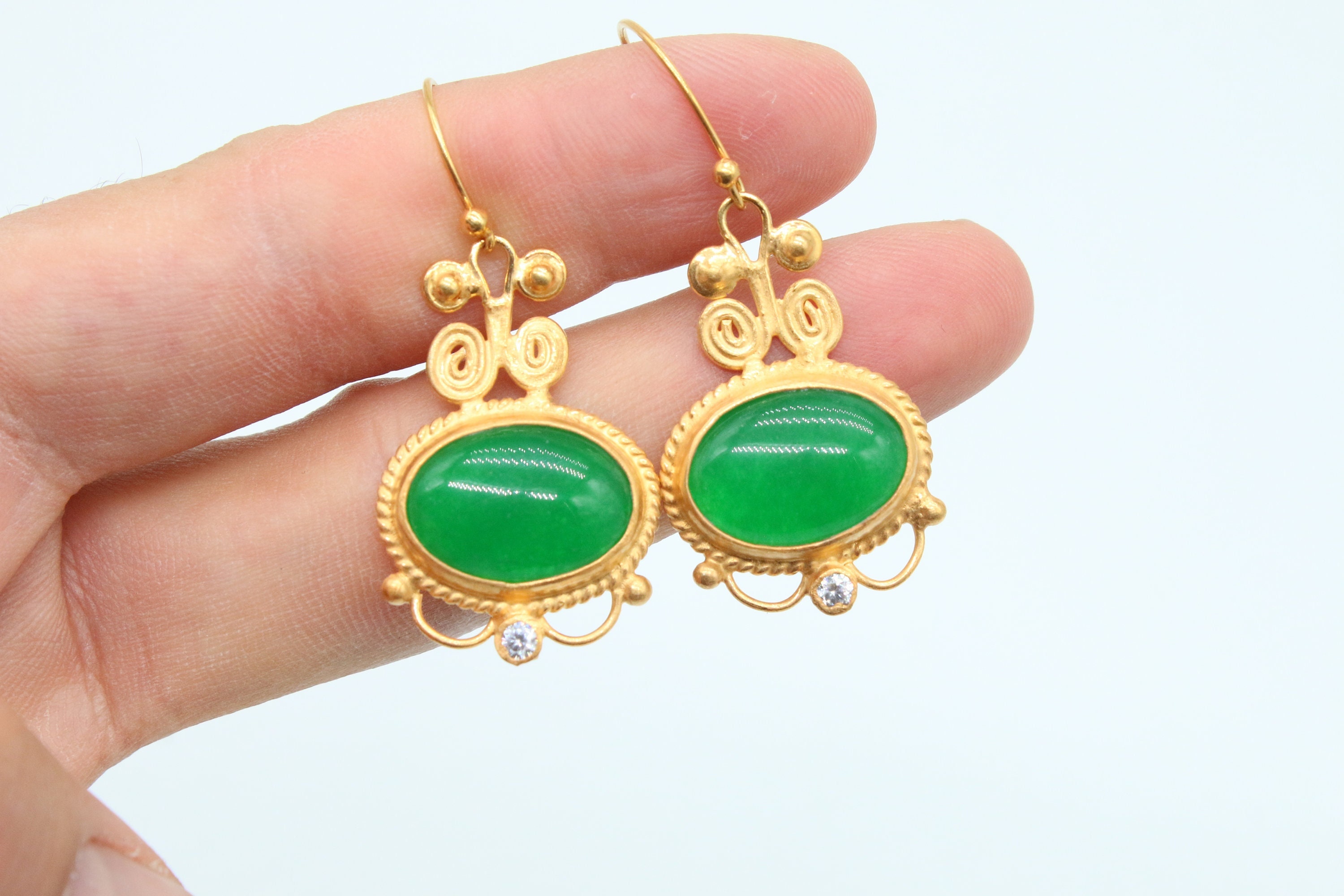 Orecchini In Argento 925 Con Pietra Preziosa Di Giada Verde, Design Essenziale. Lunghezza 3 Cm, Pietra 0,8x1,8 Cm. Gioiello Artigianale.