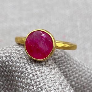 Ring met natuurlijke robijn, handgemaakt van 925 sterling zilver, ronde rode edelsteen, geboortesteen van juli, minimalistische robijnring, cadeau voor haar