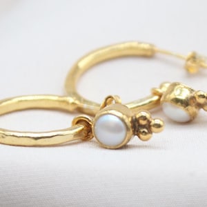 Orecchini di perle in argento sterling 925 fatti a mano / Orecchini a cerchio in oro martellato con perle d'acqua dolce / Regalo elegante per lei / Gioielli senza tempo