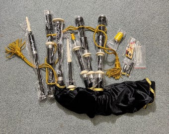 Deluxe Scottish Dudelsack-Set mit schwarzem Samtbezug, goldenen Akzenten und vollem Zubehör - Perfekt für Aufführungen und Sammler