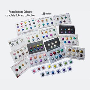 Könnte beinhalten: Eine komplette Dot-Card-Sammlung von Reneeissance Colours mit 123 Farben. Die Karten zeigen verschiedene Farbtöne von Punkten, darunter Metallic-, Irisierende- und Glitzer-Finishes. Die Sammlung umfasst Karten für verschiedene Kollektionen, wie Weihnachten und Advent.