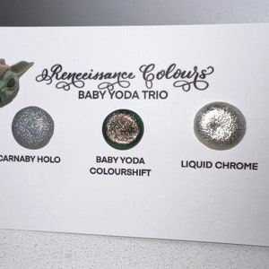 Tarjeta de puntos de acuarela vegana Baby Yoda Trio hecha a mano con efecto holográfico cromado y cambio de color