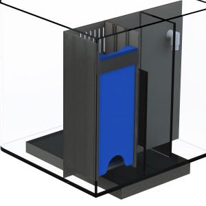 Op de afbeelding: Een helder glazen aquarium met een zwart en grijs filtersysteem. Het filtersysteem heeft een blauw filtermedium.