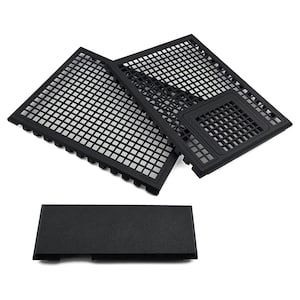 Può includere: Tre griglie di plastica nera con un motivo a griglia quadrata e un pezzo rettangolare nero pieno. Le griglie hanno un bordo rialzato e una sezione quadrata più piccola. Gli oggetti sono su sfondo bianco.