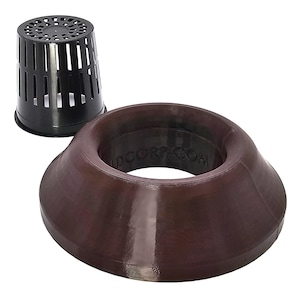 Puede incluir: Una maceta de red hidropónica de plástico negro con ranuras verticales y una parte superior circular, junto a una base hidropónica marrón ensanchada. La base tiene el texto INDOORCORE.COM alrededor del borde superior. Artículos para hidroponía.