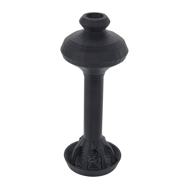 Puede incluir: Un jarr&oacute;n negro impreso en 3D con una parte superior ancha y redonda y una base estrecha. El jarr&oacute;n tiene un dise&ntilde;o &uacute;nico e intrincado.