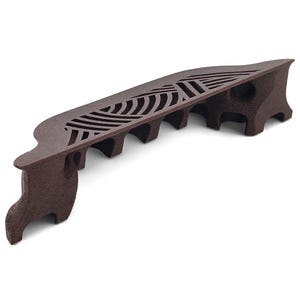Peut inclure: Un plateau &agrave; th&eacute; d&eacute;coratif marron avec un design unique. Le plateau pr&eacute;sente une s&eacute;rie de d&eacute;coupes incurv&eacute;es sur le dessus et une s&eacute;rie de petits supports en dessous. Le plateau est fait d'un mat&eacute;riau solide et a une finition lisse.