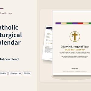 Op de afbeelding: Een katholieke liturgische kalender 2026-2027 als digitale download met een crèmekleurige omslag, een gouden kruis, Alpha- en Omega-symbolen en een meerkleurige horizontale balk. De tekst bevat data en liturgische cycli.