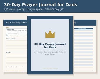 Puede incluir: Un diario de oración de 30 días para padres con un icono de corona dorada sobre una cubierta azul claro con bordes azul oscuro. El diario incluye páginas con versículos KJV, indicaciones, espacios para orar y un registro de respuestas.