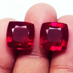 Par de gemas sueltas de rubí natural de 18 quilates, forma cojín, certificadas.