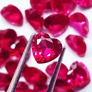 Lotto di pietre preziose sciolte naturali a forma di cuore di rubino da 17,90 ct circa / 5 x 6 mm, 20 pezzi con certificato