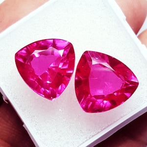 Coppia di pietre preziose sfuse di zaffiro rosa naturale a forma di trilione da 8 a 10 ct con certificato