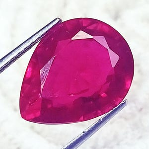 Ausgezeichneter Natürlicher Blutroter Rubin 15.25 Ct Edelstein Tropfenform mit Zertifikat
