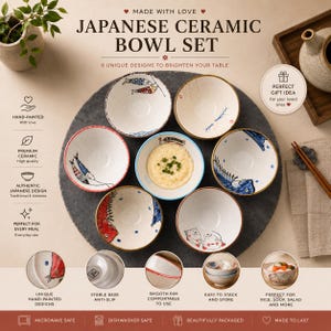 Peut inclure: Un ensemble de huit bols en céramique japonaise présentant divers motifs peints à la main, notamment des poissons, de la vie marine et des personnages fantaisistes. Les bols sont disposés en cercle sur une surface en pierre gris foncé.
