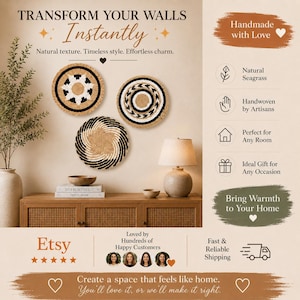 Peut inclure: Trois paniers muraux ronds tressés présentant des motifs géométriques noirs, blancs et beige naturel. L'ensemble comprend un panier avec un motif d'étoile centrale, un avec des cercles concentriques et un avec un motif en spirale, fixés au mur.
