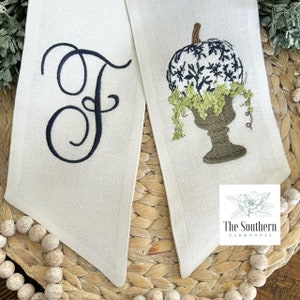 100% Leinen Monogrammed Kranz Schärpe, Korb Schärpe - Chinoiserie Kürbis Formschnitt - Herbst, Thanksgiving & Halloween Dekor - Handgemachte Leinen Schärpe