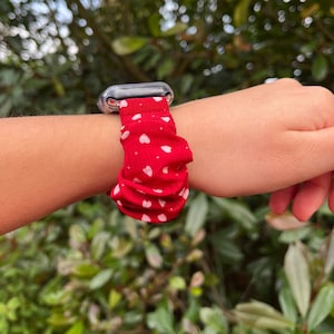 赤いハートの Apple Watch シュシュ バンド/ストラップは、Apple Watch ストラップ 38/40/41 mm、42/44/45/49 mm と互換性があります。すべての Ultra、SE シリーズに適合します。