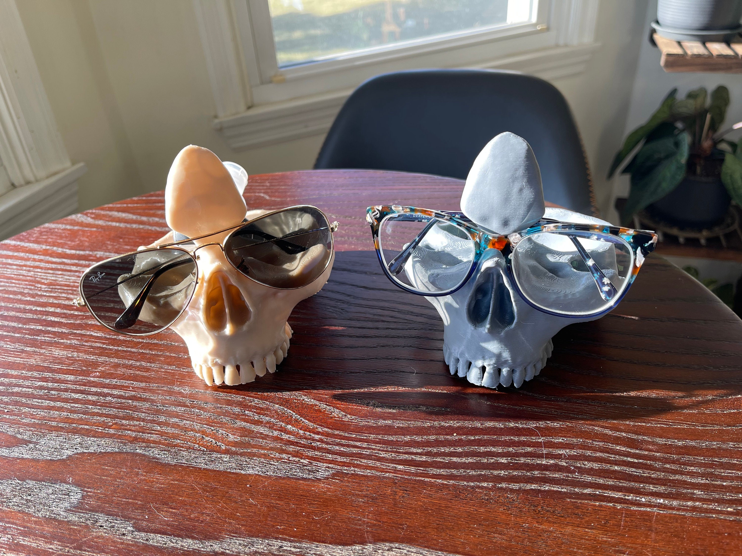 1pc Gothic Skull Glasses Holders, Skull Statues Eyewear Stand Crafts  Tabletop Desktop Ornament, For Home Office Room Decor Birthday Halloween