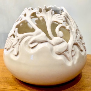 Vaso vintage in porcellana traforata di J. Van Spijker, firmato e datato 1996.