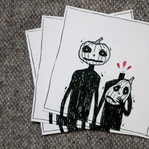 Puede incluir: Ilustración en blanco y negro de dos figuras con cabeza de calabaza. La figura de la izquierda es más alta y tiene una expresión seria. La figura de la derecha es más pequeña y tiene una expresión asustada. Ambas figuras están dibujadas en un estilo de dibujos animados.