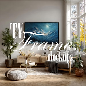 Op de afbeelding: Een woonkamer met een groot ingelijst kunstwerk dat een berglandschap uitbeeldt. De kamer omvat een grijze fauteuil, een houten kast, een ronde salontafel en een decoratieve poef. De tekst "TV Frame mockups" is afgebeeld.